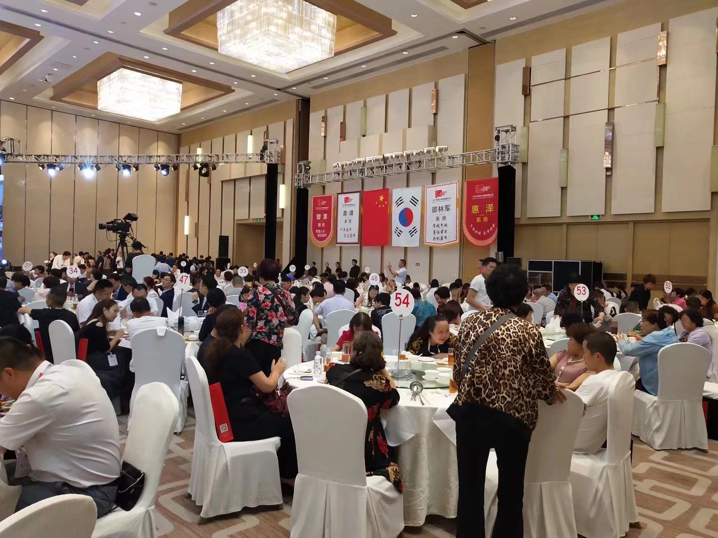  商務(wù)陪同翻譯一天多少錢?商務(wù)陪同翻譯價格